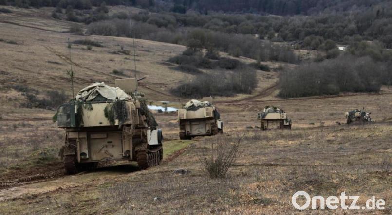 US-Soldaten fahren während &quot;Combined Resolve XIII&quot; in M109 Paladin. Bild: Sgt. Megan Zander