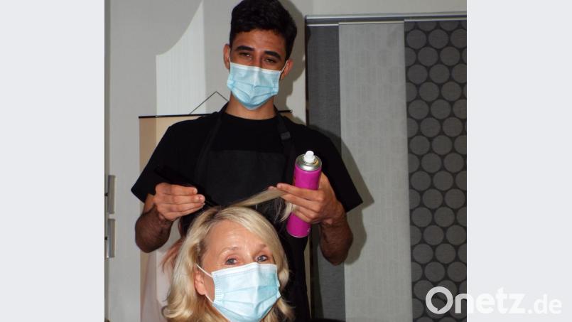 Dred Daham Haji hat seine Gesellenprüfung zum Friseur bestanden. Seine Förderin und Chefin Silvia Wunschel freut sich mit dem jungen Mann, der sich in Kümmersbruck mittlerweile eine Existenz aufgebaut hat. Bild: e