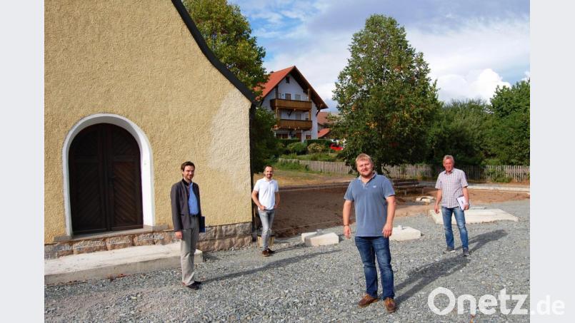 Die Neugestaltung des Kapellenvorplatzes im Meerbodenreuthj macht Fortschritte. MdL Stephan Oetzinger (von links), CSU-Fraktionssprecher Ralph Bauer, zweiter Bürgermeister Dominik Bachnagel und Hans Reichls, dem Sprecher der Meerbodenreuther Vereinsarbeitskreise, machten sich ein Bild vom Baufortschritt. Bild: sm