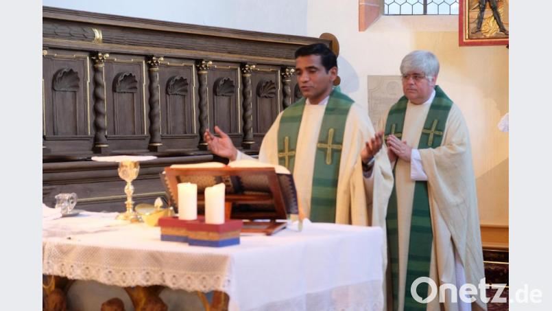 Im Rahmen eines Gottesdienstes verabschiedet Stadtpfarrer Thomas Jeschner (rechts) den indischen Aushilfsvikar Antony. Bild: do