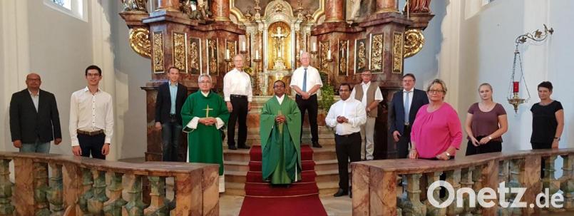 Pfarrvikar Hruday Kumar Madanu wird bei einem Gottesdienst verabschiedet (von links): Kirchenratsmitglied Hubert Merkl, Sänger Lukas Schöpf, Kirchenpfleger Thomas Pröls, Diakon Dieter Gerstacker, Chorleiter Heinz Krob, Pfarrvikar Hruday Kumar Madanu, Chorleiter Franz Winklmann, Pater Robin Xavier, Kolpingsvorsitzender Erich Gebhardt, Bürgermeister Hans-Martin Schertl, Frauenbundvorsitzende Monika Mrosek, Ministrantenchefin Mona Kreuzer und Pfarrgemeinderatssprecherin Michaela Kreuzer. Bild: rha