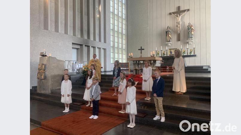 Die Kinder gehen aufgeteilt in mehrere Feiern zum ersten Mal an den Tisch des Herrn. Bild: Thomas Schiller
