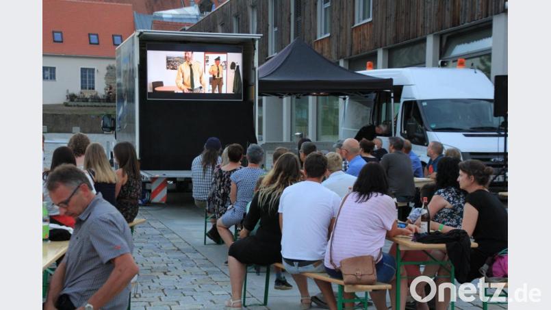 Open-Air-Kino beim Platz am See. Die Stadt Tirschenreuth engagierte das Filmtruck-Team aus Weißenstein zur Aufführung des Fichtelgebirgskrimis &quot;Siebenstern&quot;. Bild: kro