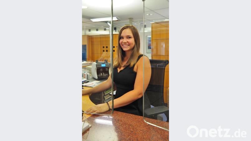 Auch die Ausbildung am Schalter bekommt in der reformierten Bankausbildung ein größeres Gewicht, wie die Auszubildende Leonie Ullrich der VR-Bank Nordoberpfalz vorführt. Bild: Bühner