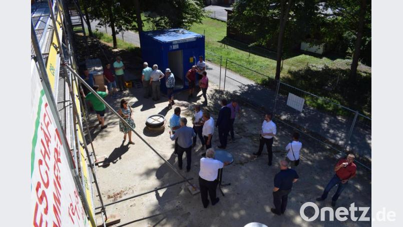 Im Juli 2018 entschied der Stadtrat Tirschenreuth, einen vierten Kindergarten in der Kreisstadt zu errichten. Im April diesen Jahres haben die Bauarbeiten begonnen, ein viertel Jahr später feiern Bauarbeiter, die Stadt als Bauherr und das BRK als Träger des Kindergartens Hebfest. Bild: szl