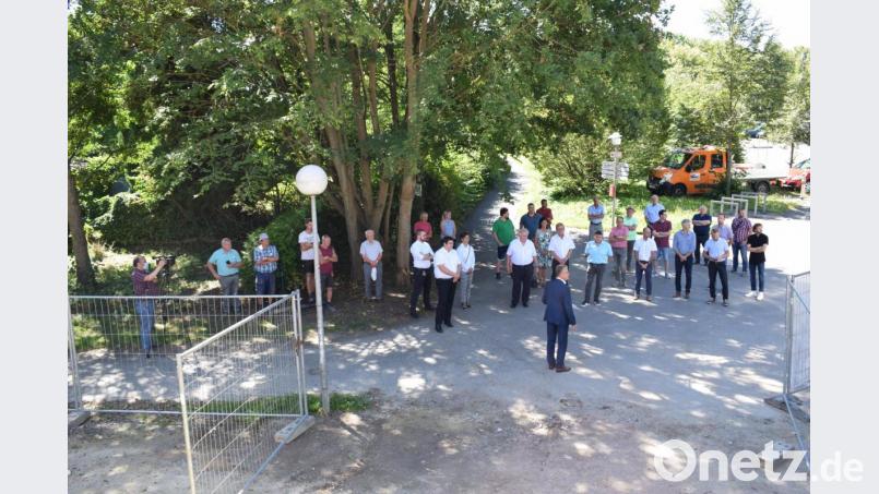 Im April diesen Jahres haben die Bauarbeiten begonnen, ein viertel Jahr später feiern Bauarbeiter, die Stadt als Bauherr und das BRK als Träger des Kindergartens Hebfest. Bild: szl