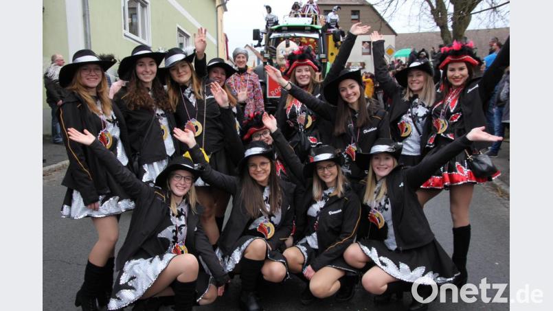 Der Stolz des Faschingsvereins Rosamunde Mähring: die Prinzengarde. Das Bild stammt vom diesjährigen Faschingsumzug durch die Ortschaft. Archivbild: kro