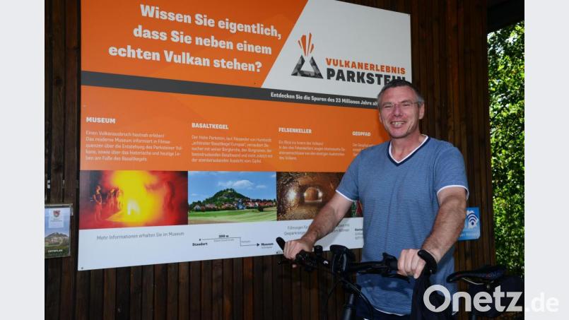 In dieser und in der nächsten Woche hat Bürgermeister Reinhard Sollfrank offiziell Urlaub. Deshalb radelt er im Freizeitlook durch den Markt Parkstein – mit dem Laptop im Korb natürlich, weil sich an die Rundtour doch noch ein Gespräch wegen eines Grundstückskaufes anschließt. Auf dem Bild im Hintergrund beobachtet Sohn Michael den &quot;glühenden&quot; Vulkan. Bild: bey