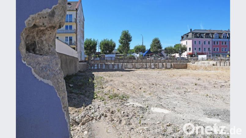 Das Grundstück zwischen Bahnhof-, Weigel- und Hochstraße ist abgeräumt. Es wartet auf die neue Bebauung. Im März 2021 plant die AOK nach einer erneuten Ausschreibung der Gewerke mit dem Baubeginn. Bild: Gabi Schönberger