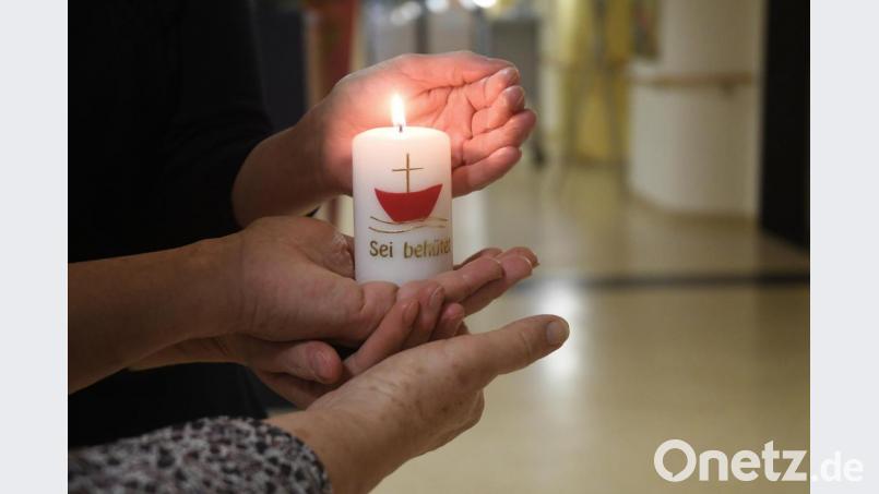 &quot;Sei behütet&quot; steht auf dieser Kerze, die das Team des Hospiz Sankt Felix an Hinterbliebene gibt. Ob das Kreuz einen Schiffsmast oder ein Glaubenssymbol darstellen soll, bleibt den Empfängern überlassen. Bild: Gabi Schönberger