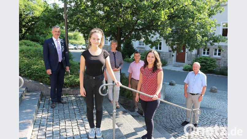 Johanna Dötterl absolviert momentan ihren Bundesfreiwilligendienst in der Kommunalen Jugendarbeit und Katharina Grimm ist neue Kommunale Jugendpflegerin (vorne, von links). Dazu gratulierten (hinten, von links) Landrat Roland Grillmeier, Theresia Kunz, Personalchef Walter Brucker und Jugendamtleiter Emil Slany. Bild: Stefan Malzer, Landkreis Tirschenreuth/exb
