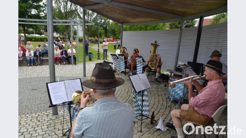 Böhmische Blasmusik und Musik des unvergessenen Ernst Mosch stehen bei den Zuhörern nach wie vor hoch im Kurs. Die Besucherzahlen unterstreichen diese Feststellung bei der dritten und letzten Serenade mit den Straßenmusikanten aus Moosbach. Bild: dob