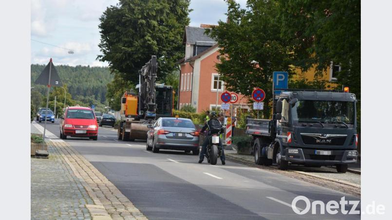 Auch am Montag kam es wegen der Bauarbeiten schon zu Behinderungen in der Egerer Straße. Ab Dienstag ist die Straße nur noch einseitig befahrbar, dazu wird eine Ampel aufgebaut Bild: jr