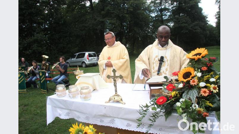 Den Gottesdienst unter freiem Himmel feierten Josef Waleszczuk und Paul Ezenwa gemeinsam. Bild: wro