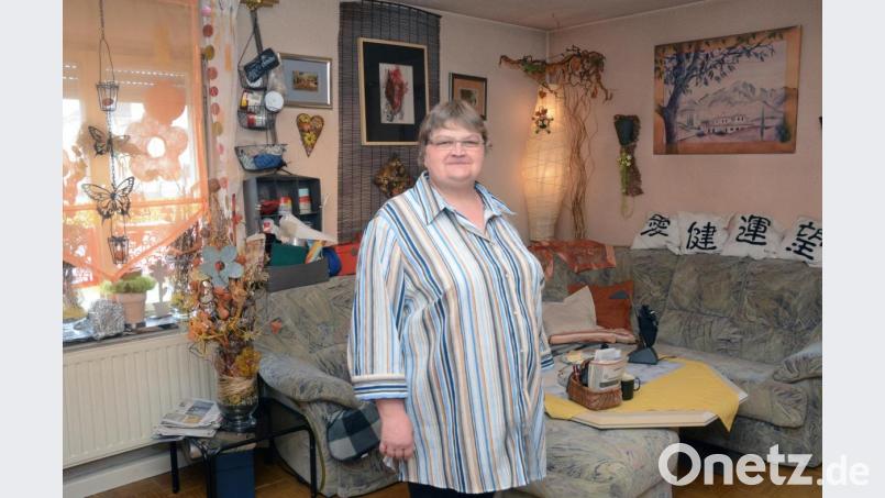 Andrea Gebhard in ihrer Wohnung nahe der Weidener Innenstadt. Obwohl sie soziale Kontakte hat, fühle sie sich darin manchmal eingesperrt, sagt sie. Weil sie aus finanziellen Gründen nicht häufig rauskommt. Bild: Gabi Schönberger