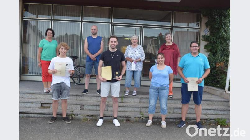 Die erfolgreichen Kegler erhielten Pokal und Urkunde. Den Ehrenmitgliedern Anneliese Radovsky (hinten Zweite von rechts) und Barbara Kraus (hinten rechts) wurde zum runden Geburtstag gratuliert. Unser Bild zeigt von links: Zweite Bürgermeisterin Maria Schlögl, Julian Kraus, Vorstand Steffen Filipiak, Markus Knorr, Sybille Kraus und Manuel Kraus. Bild: bnr