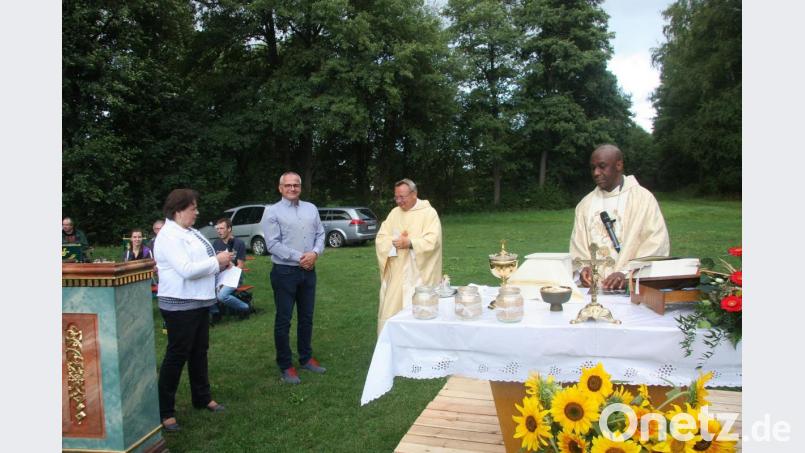 Im Namen der Gemeinde Pullenreuth beglückwünschten Zweite Bürgermeisterin Christa Bayer und Erster Bürgermeister Hubert Kraus (von links). Bild: wro