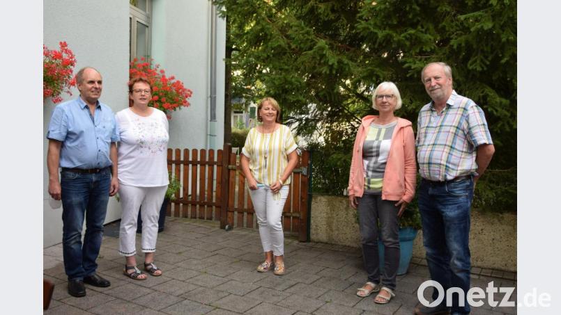 Endlich treffen sie die Mitglieder des Amberger Bridgeclubs wieder persönlich. Ein Sommerfest gab den Startschuss (von links): Karl Thumser und Anneliese Daig belegten den dritten Platz, Michaela Winkler Platz eins und Gisela Smykalla sowie Roland Müller Platz zwei. Bild: Daig/exb