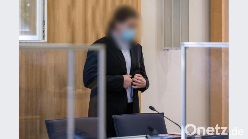 Der Angeklagte steht im Verhandlungssaal des Landgerichts. Bild: Armin Weigel/dpa