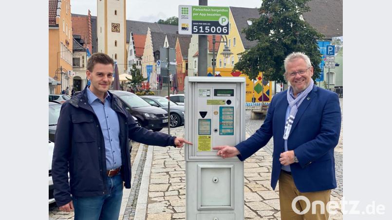 Oberbürgermeister Andreas Feller (rechts) und Ordnungsamtsleiter Stefan Schamberger weisen auf die neue Kulanzzeit von 15 Minuten beim Parken in der Innenstadt hin. Bild: exb