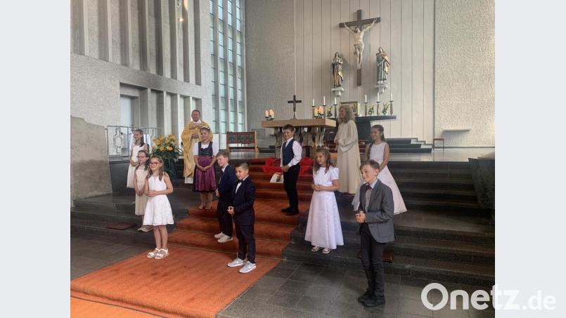 Die Kinder gehen aufgeteilt in mehrere Feiern zum ersten Mal an den Tisch des Herrn. Bild: Thomas Schiller