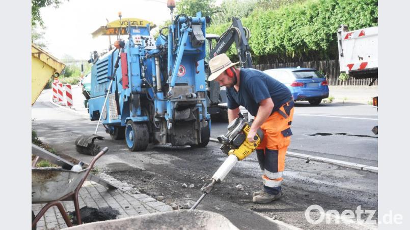 Die Arbeiten am Gehweg in der Mooslohstraße sollen bis Mittwoch beendet sein. Bild: Gabi Schönberger