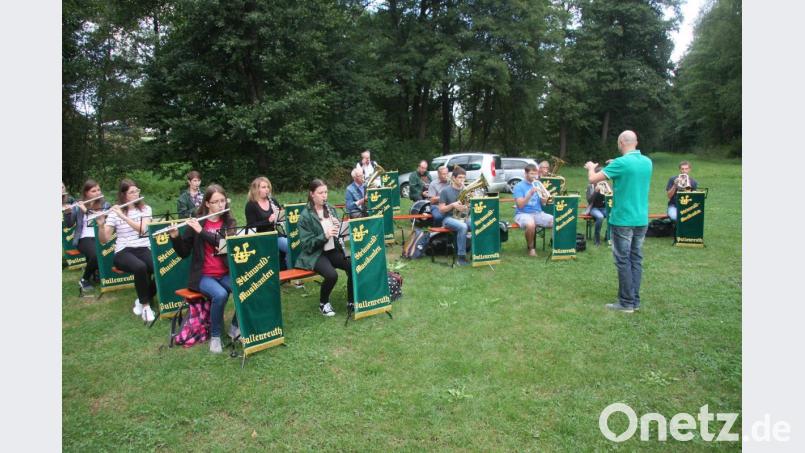 Musikalisch umrahmt wurde der Jubiläums- und Vereinsgottesdienst von den „Steinwaldmusikanten“ aus Pullenreuth. Bild: wro