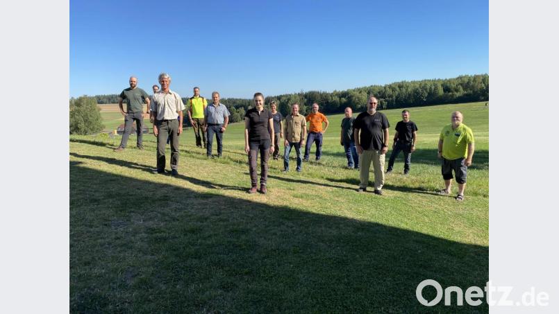 Zusammenarbeit für einen guten Holzpreis: die Revierleiter des Amtes für Ernährung, Landwirtschaft und Forsten und die Vertreter der Selbsthilfevereinigungen der Privatwaldbesitzer mit dem stellvertretenden Amtsleiter Gerhard Hösl (Dritter von links). Bild: Eichl
