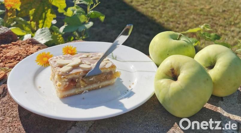 Der gedeckte Apfelkuchen von Heike Heindl wird auf dem Backblech gebacken. Er lässt sich gut einfrieren. Bild: Heike Heindl/exb