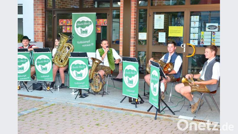 Kapellmeister Philipp Bauriedl erfreute mit seiner Schwester Antonia sowie Ludwig Greß junior, Jonas Schmid und Michael Völkl (von links) beim Serenadenabend der Marktgemeinde. Bild: fjo