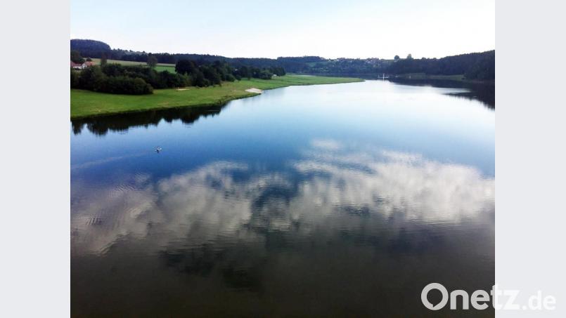 So sollte sich der Eixendorfer Stausee immer präsentieren: Ohne Blaualgen. Das Wasserwirtschaftsamt hat nun einen Plan entwickelt. Mit Biomanipulation soll gegen die Algen vorgegangen werden. Bild: Gerhard Götz