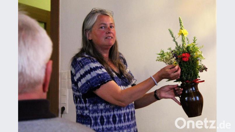 Getrocknet, gestoßen, in Öl, als Salbe oder Tee: Angelika Lang-Salzl teilte interessiertem Publikum ihr Wissen zur Heilkraft der Kräuter mit. Bild: mvs