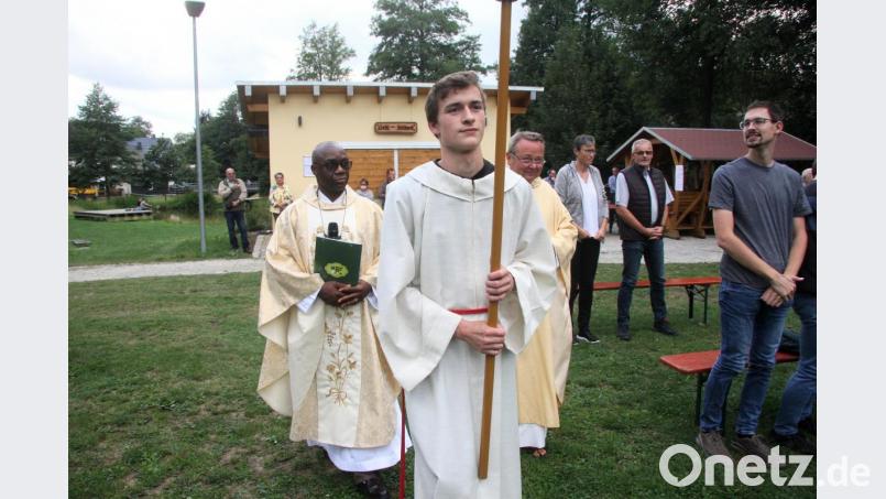 Auf einen Festzug wurde verzichtet. Begleitet vom Tragkreuz zogen der Jubilar und Pfarrer Waleszczuk zur „Grünen Mitte“, aus der ein Gottesdienst-Platz geworden war. Bild: wro