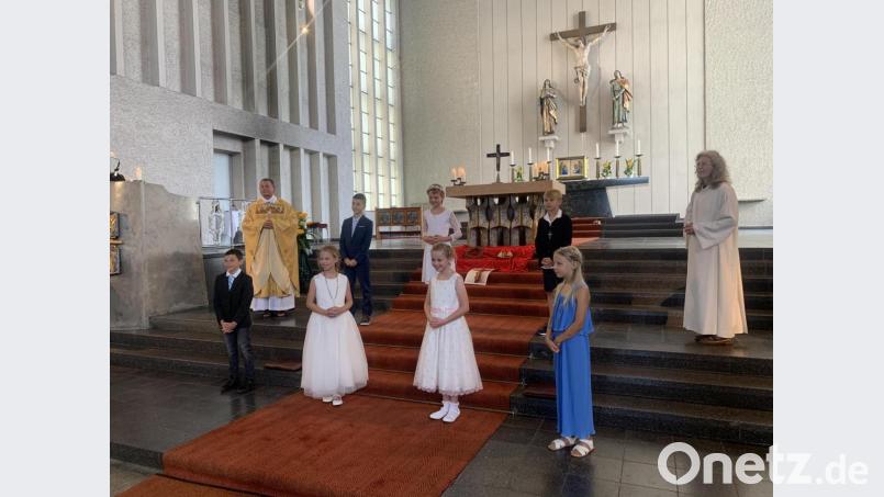 Die Kinder gehen aufgeteilt in mehrere Feiern zum ersten Mal an den Tisch des Herrn. Bild: Thomas Schiller