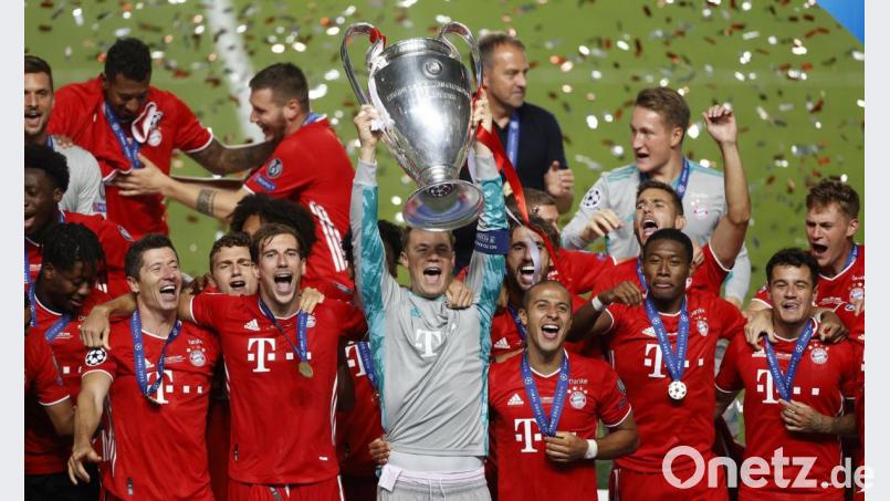 Bayern-Kapitän Manuel Neuer reckte den Henkelpott in die Höhe. Bild: Matthew Childs/dpa