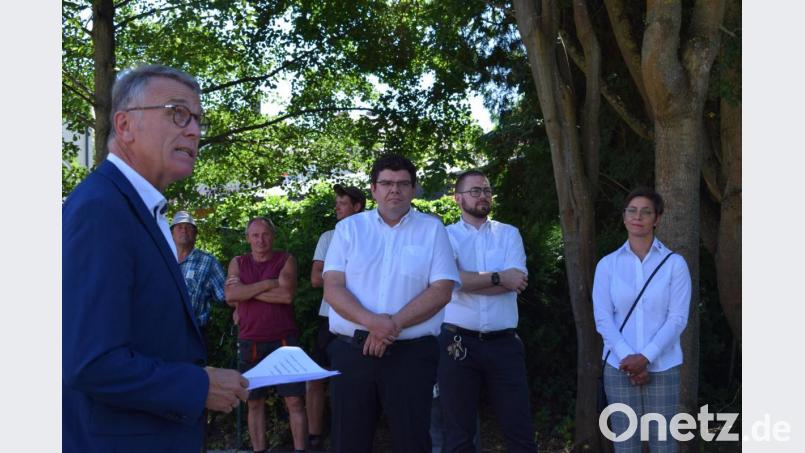 Bürgermeister Franz Stahl (links) dankte dem BRK-Kreisgeschäftsführer Holger Schedl, seinem Stellvertreter Sven Lehner und Einrichtungsleiterin Martina Fuhrmann für die gute Zusammenarbeit. Bild: szl