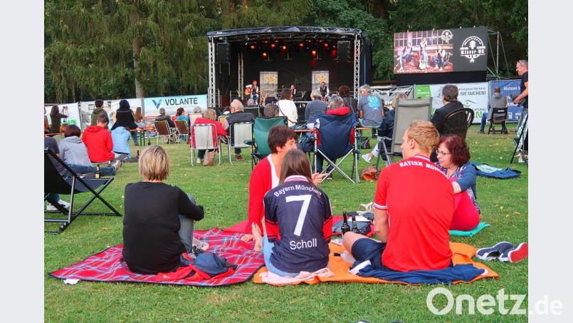 An der &quot;Männer WG&quot; lag es nicht, dass so wenige Besucher gekommen waren, sondern an König Fußball. Aber einige Bayern-Fans waren doch gekommen und harrten bis kurz vor Spielbeginn aus. Bild: Kunz