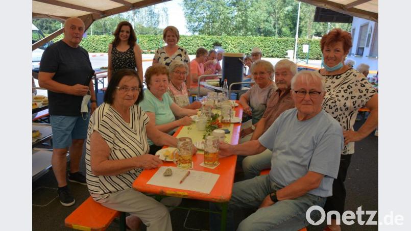 Bürgermeisterin Margit Bayer (stehend, Zweite von links) ging von Tisch zu Tisch und hieß alle Senioren zum Grillnachmittag willkommen. Mit dabei die beiden Seniorenbeauftragten der Stadt Waldershof, Gerhard Weber (links) und Carmen Altermann (rechts). Bild: jr