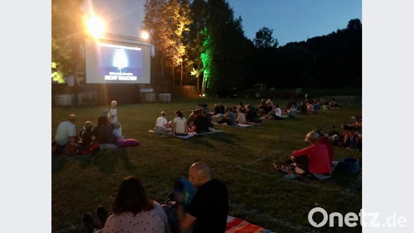 Bei perfekten äußeren Bedingungen sahen sich am Freitagabend 200 Besucher den Film „Grießnockerlaffaire“ an. Bild: Eva Gröninger