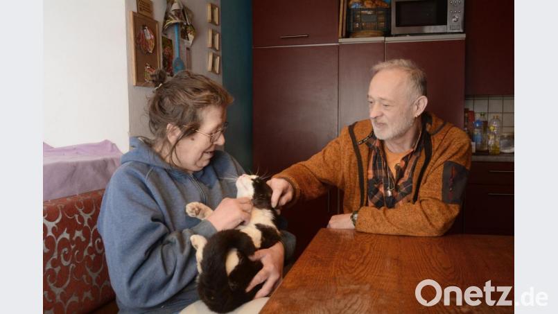 Jaroslava und Franz Kraus, 69 und 59 Jahre alt, mit ihrem Kater Michel. Das Ehepaar lebt in Reichenau bei Waidhaus. Wenn es kalt ist, können sie aus Geldmangel ihre Wohnung nicht heizen. Bild: Gabi Schönberger