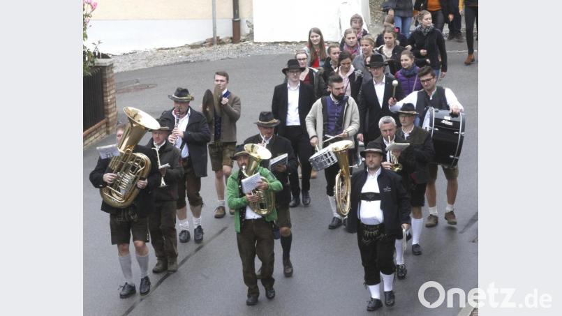 Marsch durch das Dorf. Bevor sie den Baum aufstellten, zogen die Kirwaburschen und Moidln mit den Musikanten durch die Straßen von Fronberg. Bild: Hirsch