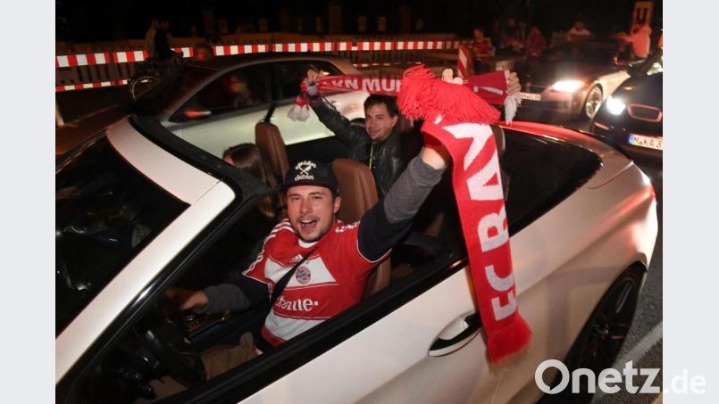 Dass die Bayern-Fans den Triumph in der Champions-League bejubeln, ist selbstverständlich. Doch wie sieht es mit den Fans von nationalen Rivalen aus? Bild: Felix Hörhager/dpa