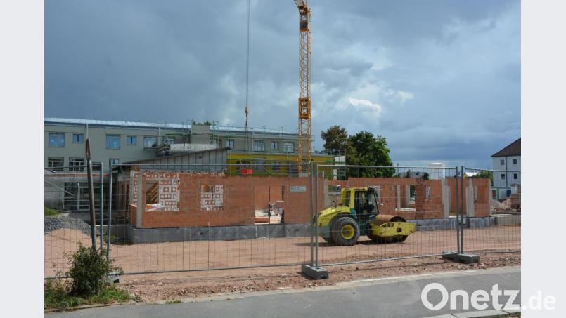 Die Maurerarbeiten am künftigen Kinderhort-Gebäude schreiten zügig voran. Bild: jr