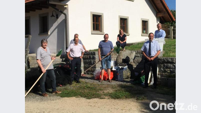 Mit den neuen Trappnetzen sollen mehr Weißfische aus dem See gezogen werden. Kürzlich fand die Übergabe an den Fischereiverein statt. Im Bild von links Robert Bäumler, Horst Schmid, der Bereichsleiter bei der Regierung der Oberpfalz, Alois Decker (verdeckt), Michael Throner, Andrea Gall, Mathias Rosenmüller und Manuel Schlegel. Bild: Wasserwirtschaftsamt Weiden/exb