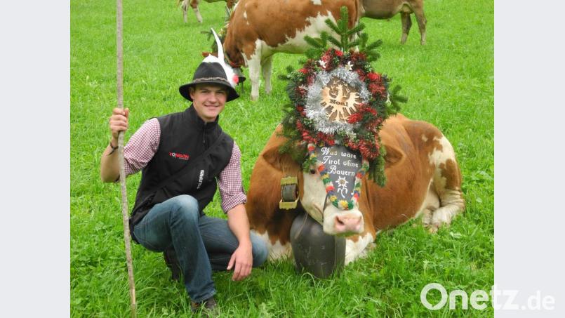 Martin Gradl half 2019 beim Almabtrieb einer Nachbarhütte. Heuer ist sein Senner-Abenteuer im Pinzgau spätestens am 4. September zu Ende. Bei vorzeitigem Schneefall müssen die 27 Kühe mit ihren Kälbern schon eher ins Tal. Bild: Martin Gradl