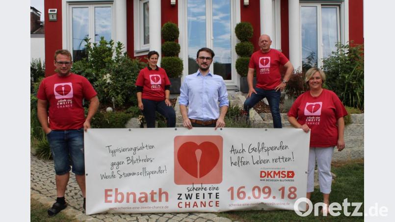 Der 27-jährige Sebastian Küffner (Mitte) aus Nagel könnte einer Amerikanerin das Leben retten. Darüber freuen sich Johannes Bauer, Karin Pöllath, Josef Söllner und Sandra Schmelber. Bild: soj