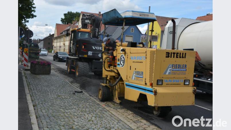 Am Montag begannen die Abfräsarbeiten entlang der Wasserrinne. Das Pflaster der Wasserrinne wird ausgebaut und durch neues Pflaster ersetzt. Diese Arbeiten werden an beiden Straßenseiten durchgeführt. Bild: jr