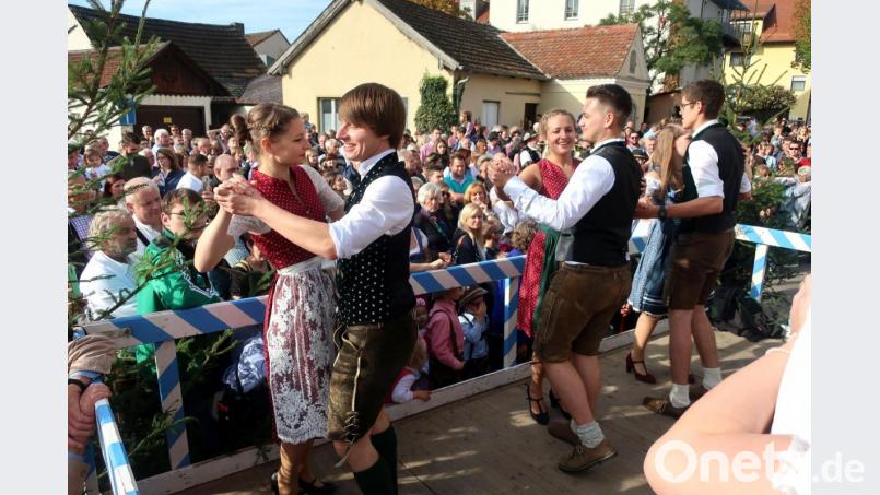 Hunderte von Besuchern versammelten sich am Sonntagnachmittag am Fronberger Dorfplatz, um den Jugendlichen beim Tanz um den Kirwabaum zuzuschauen. Bild: Hirsch