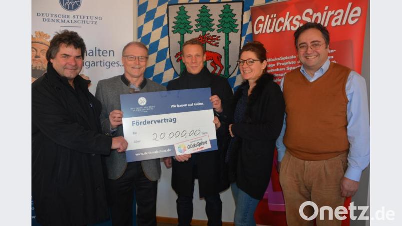 Strahlende Gesichter im Konnersreuther Rathaus bei der Übergabe des 20.000-Euro-Schecks für den Ausbau des Schafferhofs zum Info- und Begegnungszentrum. Von links: Ortskurator Uwe Franke (DSD), Bürgermeister Max Bindl, Stefan Luger (Lotto Bayern), Iris Freifrau von Künßberg (DSD) und Architekt Gerhard Plaß. Bild: jr