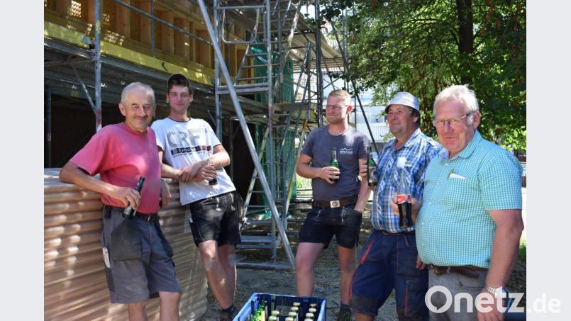 Auch die Bauarbeiter stoßen beim Hebfest auf die geschaffte Arbeit an. Bild: szl